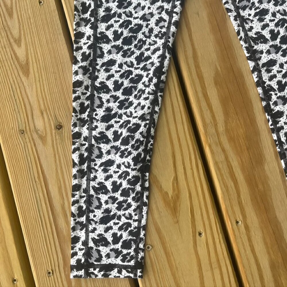 ** Zyia Pocket stash legging size 6-8 Medium black leopard active - Picture 2 of 10